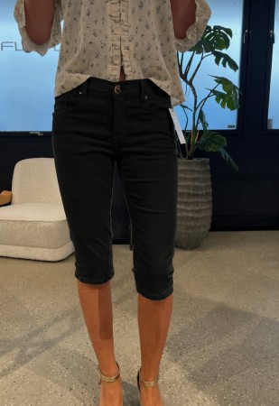 ELANI CAPRI BLACK
